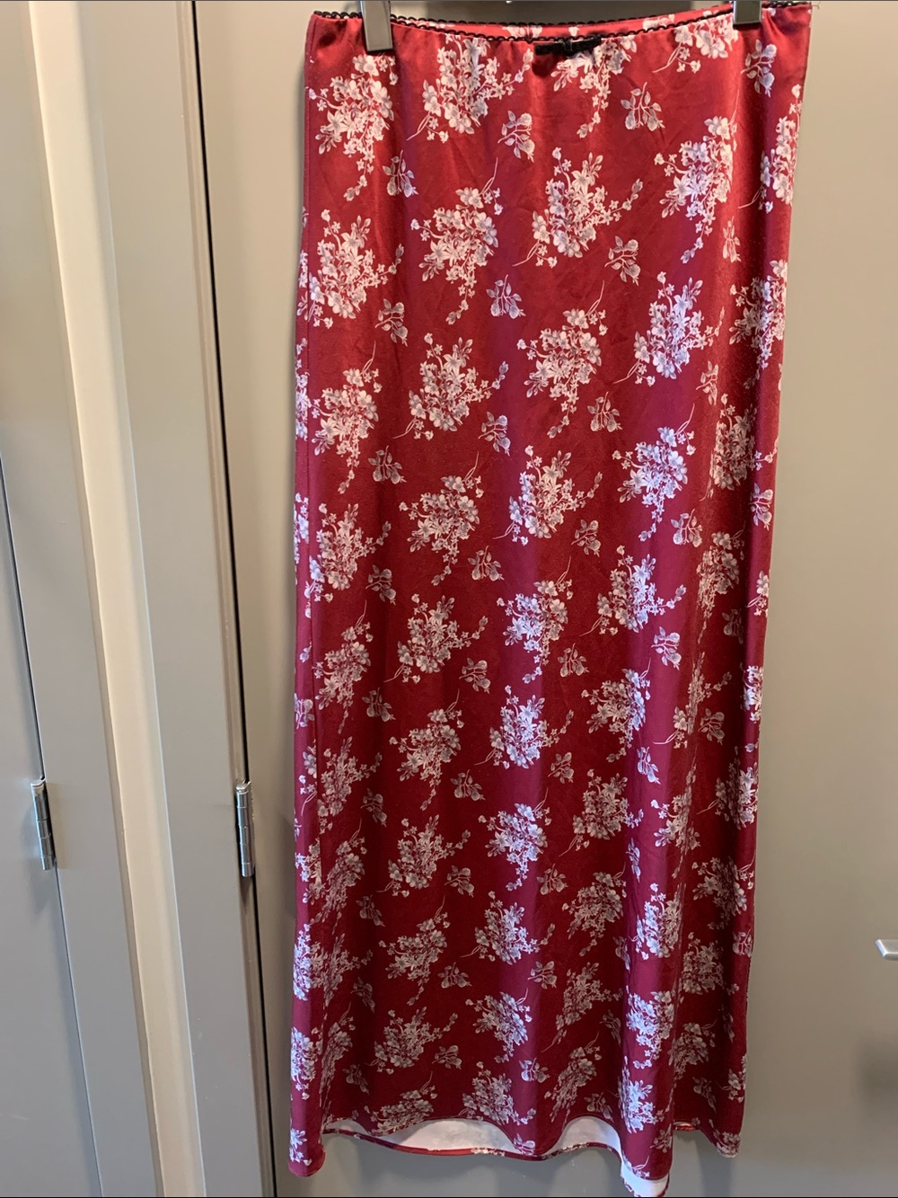 Cotton Candy Floral Maxi Skirt | Gray & White on Burgundy | Size Small